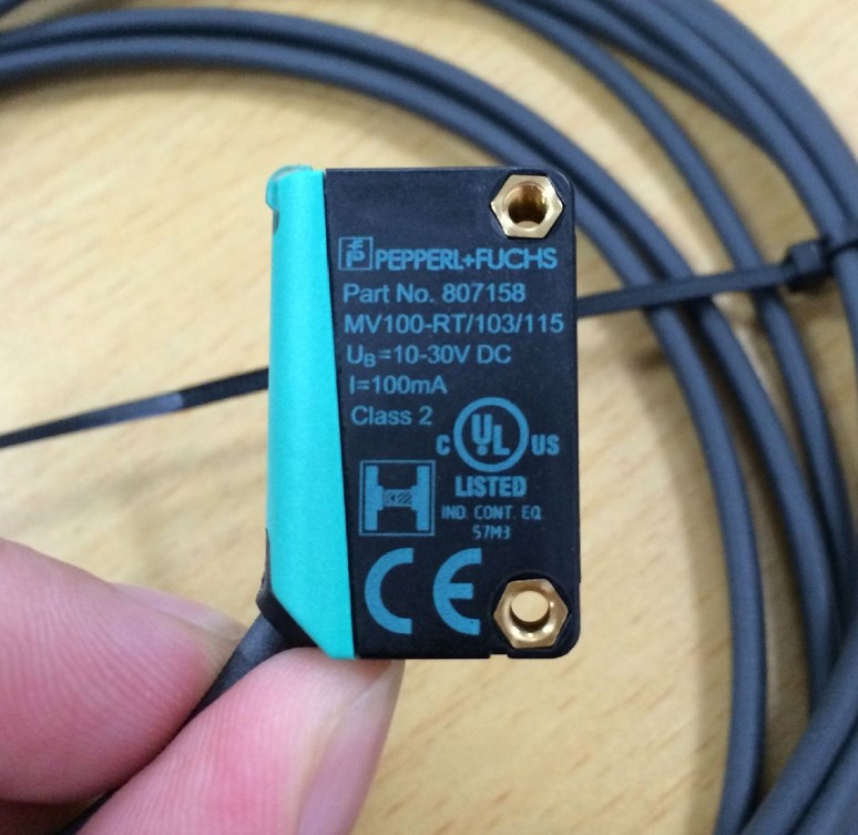 電容器介電介質位置發生變化，導致電容器的容量變化