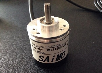 速度傳感器的加速工作原理，將加速度轉化成電壓輸出